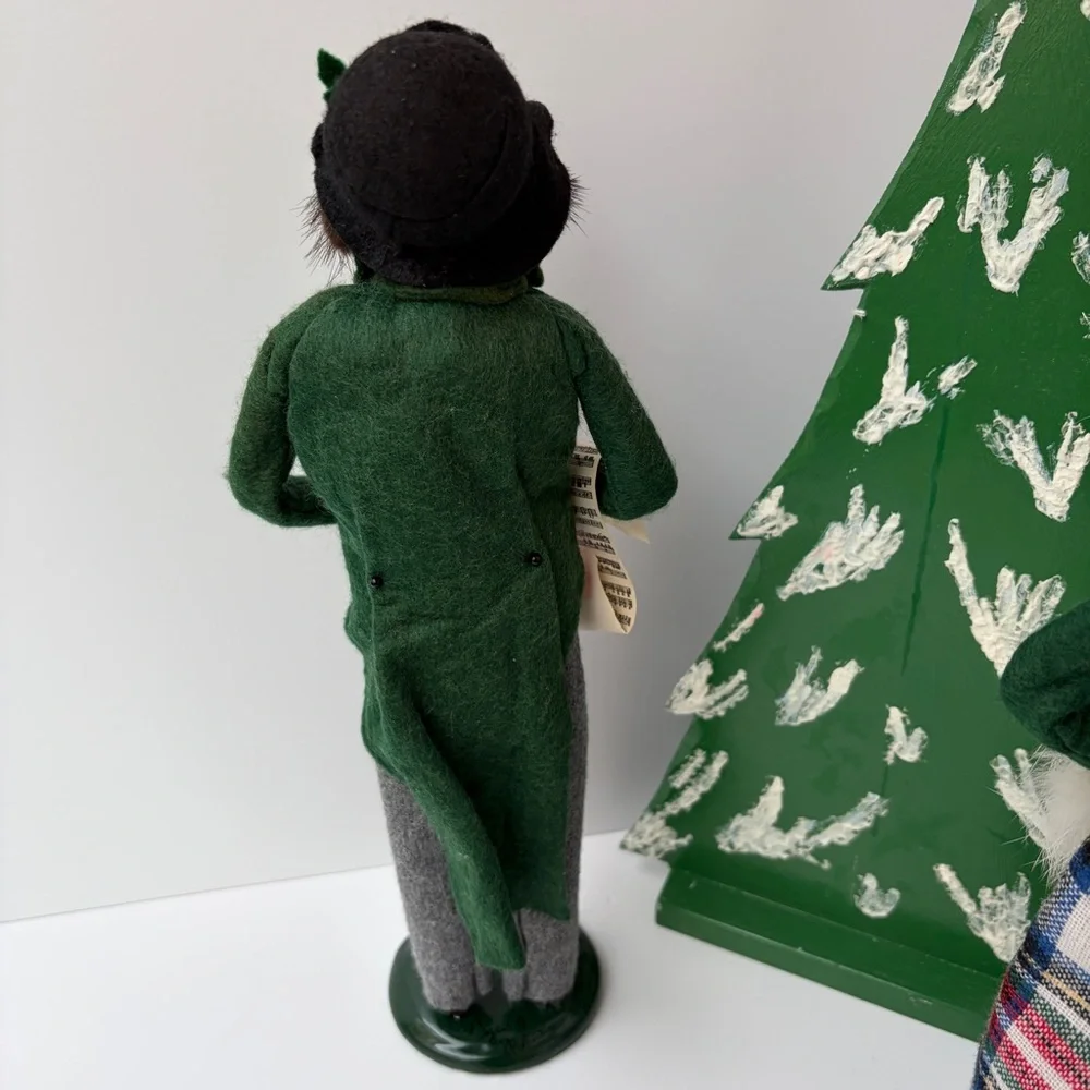 VTG Byers Choice The Carolers 1991 Couple Caroling + Wood Tree Decor Made in USA